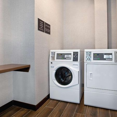 Hampton Inn & Suites Ottawa West, Ontario, Canada エクステリア 写真