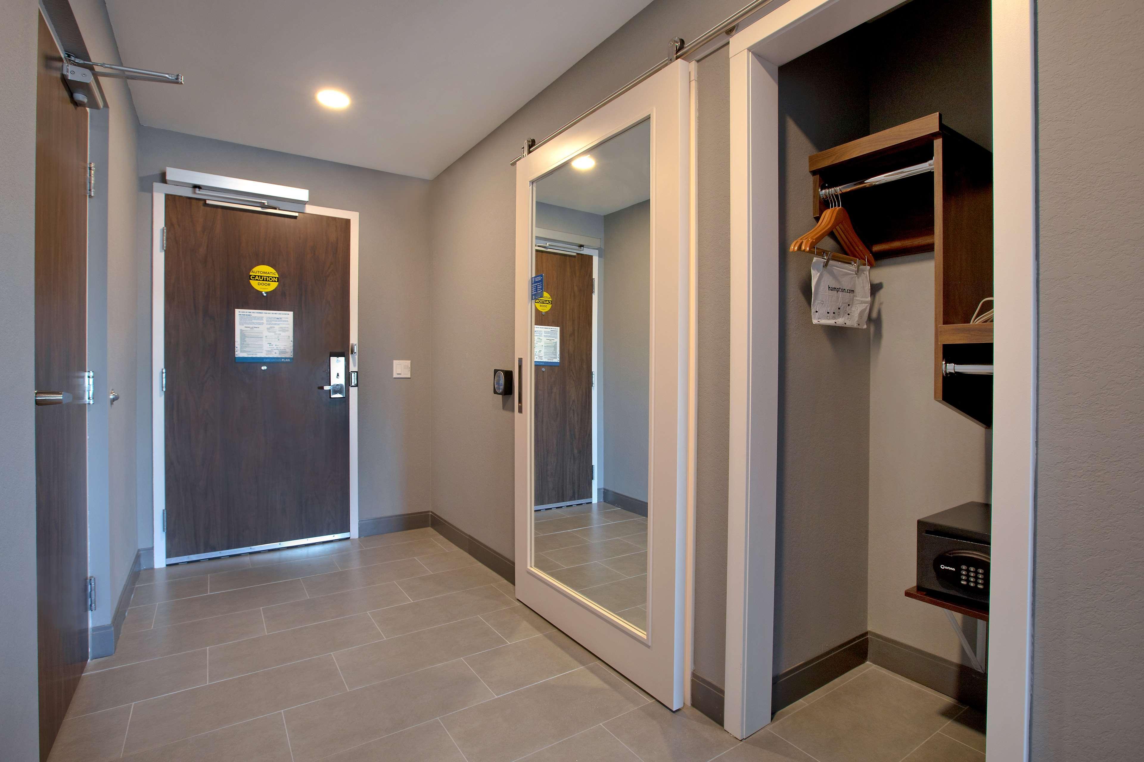 Hampton Inn & Suites Ottawa West, Ontario, Canada エクステリア 写真