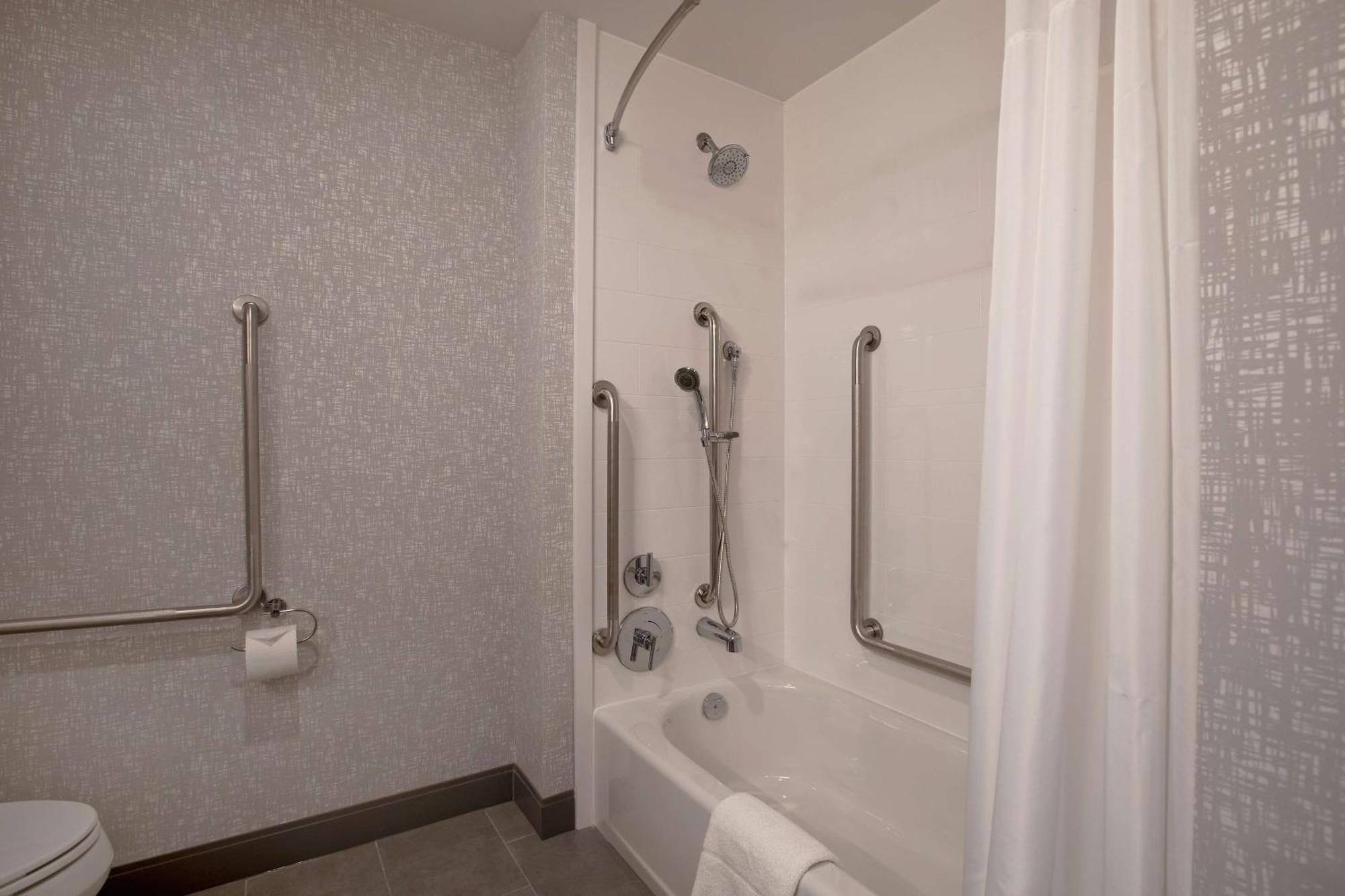 Hampton Inn & Suites Ottawa West, Ontario, Canada エクステリア 写真