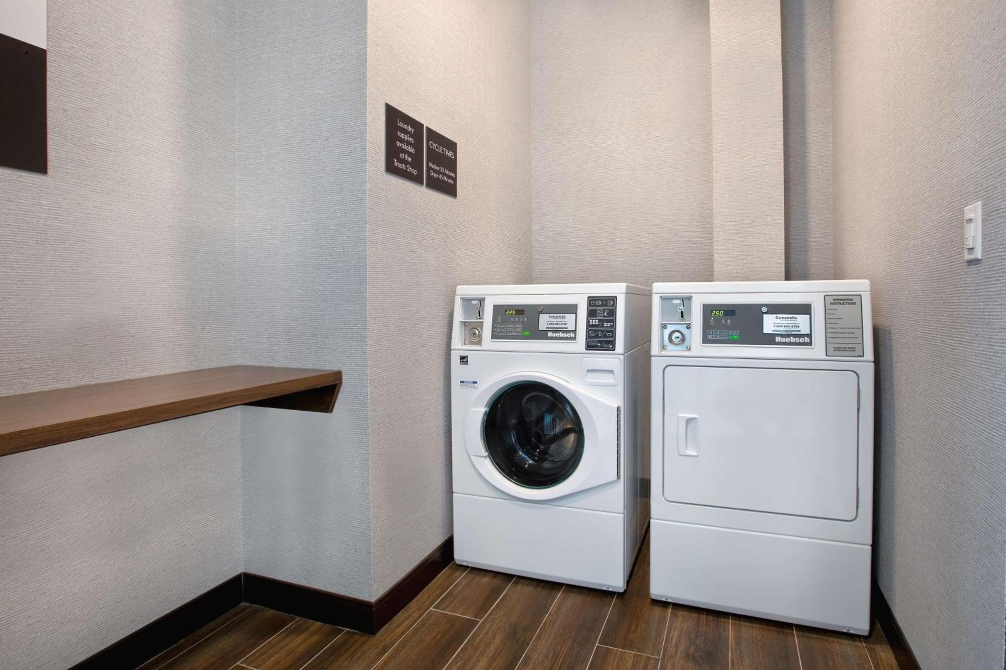 Hampton Inn & Suites Ottawa West, Ontario, Canada エクステリア 写真